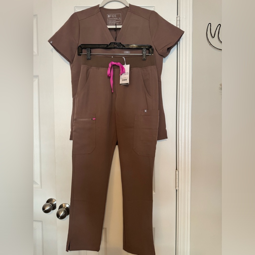Figs Smokey taupe scrub set. Size XS. New with tags. 🤎 Limited edition color.